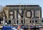 Fachada del Arnolfini con el nombre destacado sobre la estructura