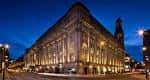 Fachada exterior del Royal Exchange Theatre iluminado al atardecer