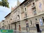 Fachada principal del Casino de Vic con detalles arquitectónicos