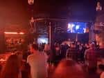 Interior del local Ivory Blacks con público asistiendo a un concierto en vivo