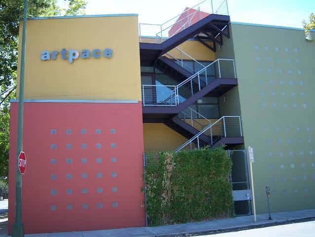 Fachada exterior de Artpace San Antonio con escalera metálica y colores vibrantes