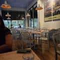 Interior moderno del restaurante con mesas y decoración minimalista