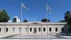 Fachada principal del Centro Cultural y de la Memoria Islas Malvinas con banderas argentinas