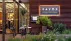 Entrada del restaurante SAVOR con ambiente acogedor y decoración moderna
