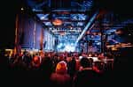 Interior del Boiler Shop durante un evento con iluminación escénica y público