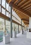 Espacio interior con vigas de madera y grandes ventanales