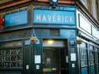 Entrada principal de The Maverick con letrero azul y detalles arquitectónicos típicos de pubs escoceses