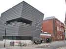 Fachada exterior moderna del Martin Harris Centre