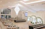 Salón de eventos elegante con iluminación cálida y decoración minimalista