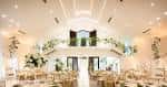 Gran salón con balcón decorado y mesas dispuestas para recepción