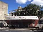 Barco danés histórico exhibido frente al museo como símbolo de resistencia