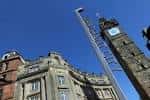 Torre del reloj y fachada histórica de Merchant City bajo cielo azul