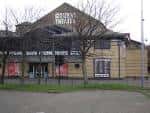 Vista exterior del Citizens Theatre en Glasgow con su distintiva fachada de ladrillo y techo inclinado