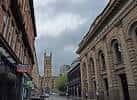 Vista exterior de Glasgow City Halls con la catedral en el fondo