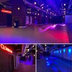 Interior del espacio de eventos con iluminación LED multicolor y escenario