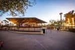 Fachada nocturna del escenario al aire libre en The Espee