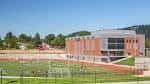 Edificio moderno de Franklin High School con campos deportivos al frente