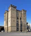 Vista exterior del Castillo de Newcastle con fachada medieval y cielo azul