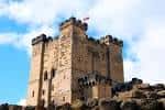 Castillo de Newcastle con bandera británica ondeando en la torre principal