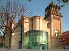 Fachada principal del museo con entrada de cristal y detalles arquitectónicos victorianos