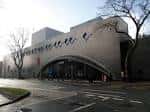 Vista exterior del Sherman Theatre en Cardiff con su distintiva fachada curva y diseño moderno