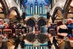 Interior del Òran Mór con decoración de iglesia y ambiente festivo