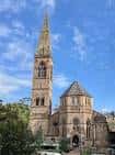 Fachada exterior del Òran Mór mostrando su torre y arquitectura histórica