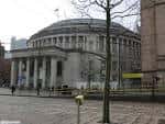 Fachada principal de la biblioteca desde Piccadilly Gardens en un día nublado