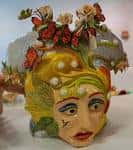 Detalle de una obra de arte cerámica exhibida en el centro cultural