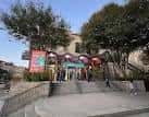 Vista exterior de la entrada principal del Magik Theatre en San Antonio