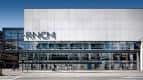 Fachada moderna del RNCM con grandes ventanales