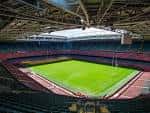 Interior del estadio con campo de juego y gradas