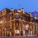 Vista exterior nocturna del King's Theatre en Glasgow con fachada iluminada
