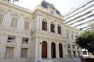 Fachada principal de la Universidad Nacional de La Plata con arquitectura clásica y cúpula