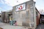 Fachada exterior del local The 5 Spot con su distintivo letrero