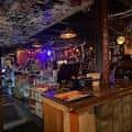 Interior del bar mostrando la barra y ambiente nocturno
