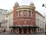 Fachada exterior del New Theatre de Cardiff con arquitectura clásica y detalles ornamentales