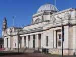 Vista exterior del National Museum Cardiff con su característica cúpula y fachada neoclásica