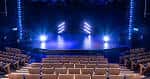 Interior del auditorio con iluminación escénica y filas de asientos