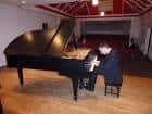 Interior del Bristol Music Club con piano de cola y escenario