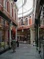Vista panorámica del interior del Morgan Arcade con cúpula de vidrio y arquitectura victoriana