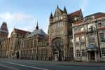 Vista exterior del Museo de Manchester con su arquitectura victoriana