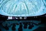 Interior del domo de CULTVR con proyección inmersiva y butacas circulares