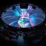 Experiencia visual en el domo de CULTVR con efectos de luz dinámicos