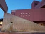Detalle arquitectónico de la fachada de la biblioteca con muros de hormigón y ventanas