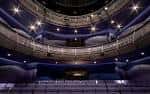 Interior del auditorio principal con butacas azules y balcones curvos