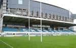 Vista del campo de rugby en Cardiff Arms Park con gradas y postes de gol