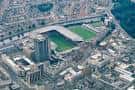 Vista aérea del estadio Cardiff Arms Park rodeado de edificios urbanos