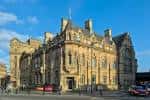 Vista exterior del Neville Hall en Newcastle upon Tyne con arquitectura victoriana