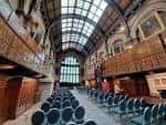 Interior del salón principal del Neville Hall con techos altos y butacas dispuestas para eventos